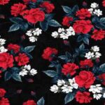 flores rojas sobre fondo negro