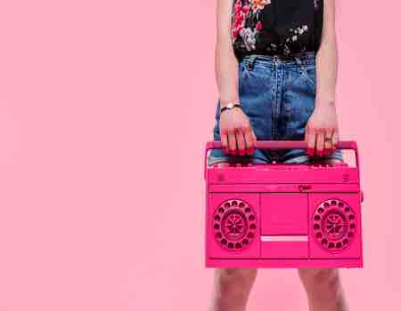 radio cassette rosa chica shorts moda 80s vintage rosa pink